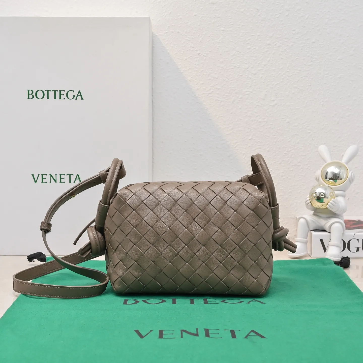 Batch 1360 BOTTEGA VENETA new loop is here! ! Many girls who like BV have owned the Loop bag. It has a simple appearance, classic weaving, and a compact and lightweight bag shape. This innovation continues the "camera bag" shape. Unlike the traditional Loop bag, which can only be worn as a crossbody bag, this innovation It can be carried by hand or cross-body, satisfying both the concave shape and daily needs. The oversized buckle can be folded and used as a handle. The sultry heat in summer ☀️ usually reduces people's desires. Having a lightweight bag will greatly enhance the happiness of traveling🫧 Style number: 6615 Size: 19*12*9cm